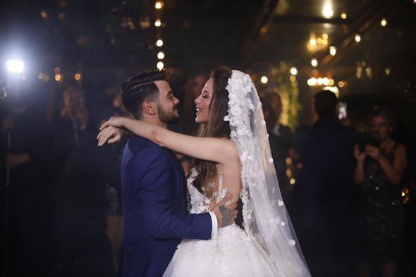 Oyuncu Rzgar Erkolar ve iki yldr nianl olduu Tuba Beyazolu Saryer Baheky'de evlendi.Nikah ahitliini Cengiz Semerciolu ve gelinin arkadalar Sheyla Dastanl ile Sevda Ta stlendi. ift, kap amama geleneinden, davullu zurnal gelin alma ve gelinin beline balanan krmz kurdeleye kadar geleneklere uygun bir dn yapt.