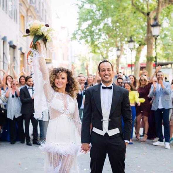 Bengisu Uzunz ve Sarp Apak'da evlenmek iin yurtdn tercih eden isimlerdendi. iftin nikah treni spanya&#8217;nn Barcelona ehrinde yapld. nl isimler iftin mutlu gnnde onlar yalnz brakmad.