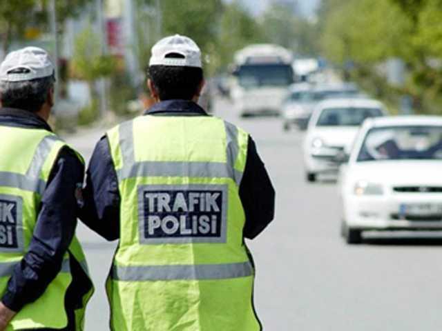 9 MLYON 250 BN LEM YAPILDI  <p>    Bu yl Trkiye genelinde toplam 7 milyon ikinci el ara sat gerekleti. Ayn dnemde 850 bin aracn ilk tescil ilemleri de bayilikler tarafndan gerekletirildi.