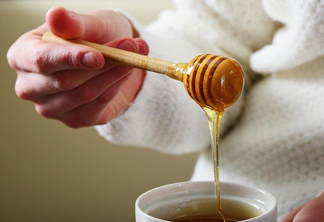 Bu projede tahta, porselen, plastik, krom ve elik kak kullandk. Burada sadece bir kullanmlk deil de kullanm kaplarnn iinde uzun sre braklabileceini de gze alarak, cam kavanozlar iinde bal, polen, propolis ve bunlarn karmlarnn da bulunduu rnlerin iine bu kaklar koyduk. Yaklak 45 farkl rn kullandk. Belirli zaman aralklaryla analizler yaptk."