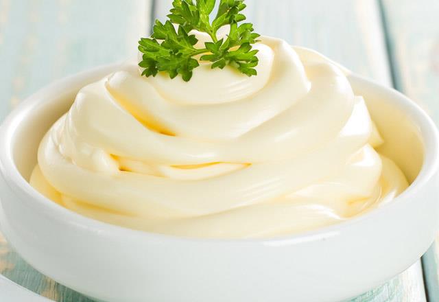 Mayonez<p>      Mayonezin ierisindeki sirke, kuru bir sa derisinin arkasndaki en nemli nedenlerden biri olan bakteri ve mantar enfeksiyonlarna yardmc olur.  <p>    Uygulan:  Sa derinize bol miktarda mayonez uygulayn. Banz bir du bonesi ile rtn . 15-20 dakika bekletin. Salarnz lk suyla durulayn, ampuanla ykayn. Bu tedaviyi haftada bir kez tekrarlayn.