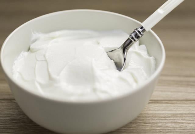 Yourt <p>      Yourdun antibakteriyel ve antifungal zellikleri sayesinde sa diplerinizde mikrop oluumunun nne geebilirsiniz. Ayrca, yourt sanzn yumuak, przsz ve parlak olmasn salar.<p>      Uygulan: Bir kase yourdu 5 ila 10 dakika boyunca sa diplerinize doru iyice masaj yaparak uygulayn. Ilk suyla durulamadan nce 30 ila 45 dakika boyunca bekletin.  Bu kr haftada birka kez kullann.