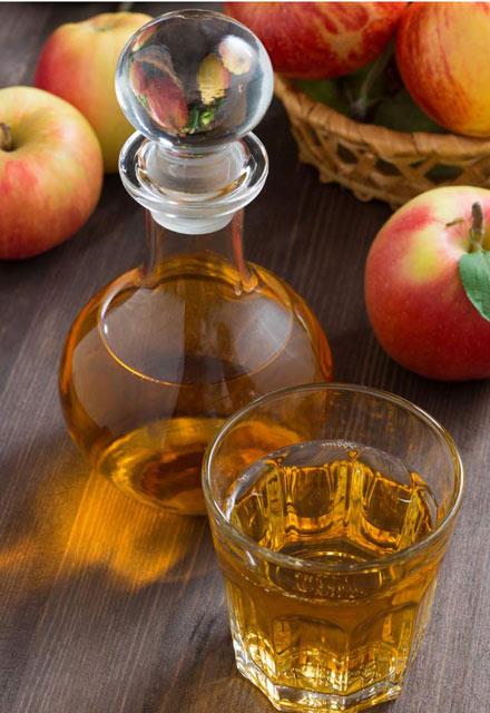 Elma sirkesi  <p>    Elma sirkesi, zellikle sedef, egzama veya kepekten kaynakl bir sa kuruluunuz ve kantnz varsa mkemmel bir tedavi sunacaktr.  <p>    Elma sirkesi adeta sanzn pH'n onararak, salarnzn yenilenmesine yardmc olur.    Uygulan:  fincan elma sirkesine 3 su barda su ekleyin. Bu zeltiyi sa derinize bir sprey yardmyla pskrtn. Banz bir du bonesi ile rtn. 20-30 dakika kadar bekletin. Ardndan salarnz ampuanlayn. Bu yntemi haftada bir veya iki kez tekrarlayn.