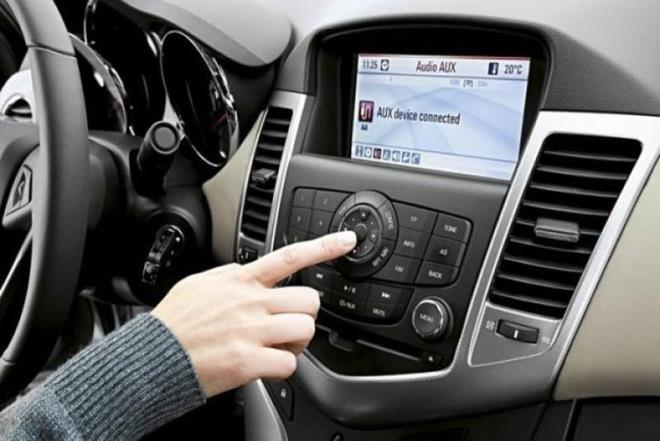 Araba radyosu ilk kez kullanlmaya balandnda yasaklanmas gndeme gelmiti! Sebebi ise radyonun srclerin dikkatini databilme ve kaza yapabilme ihtimaliydi!