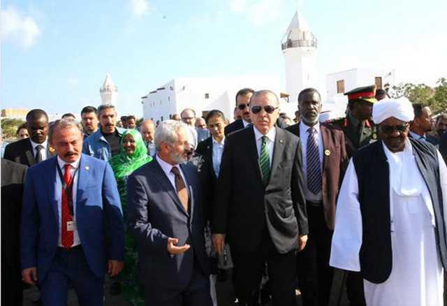 Burada konuan Erdoan, Sudanllara misafirperverlikleri dolaysyla kranlarn sundu. Cumhurbakan Erdoan, Sudan ziyaretinin anlamna ve nemine yarar bir ekilde gerekten dolu dolu getiine dikkati ekerek, yle devam etti: 'Bu aday bize tahsis etseniz de bu aday tamamyla yle bir restore etsek ve bu aday tekrar tarihi anna layk bir hale getirsek.' dedim. nk Sevakin Adas'n bu halde grmek bizleri zd. Yer ile yeksan etmiler. Kim? Bat. Bat'nn karekterinde bu var. Oralar yer ile yeksan etmek suretiyle... Hamd olsun, imdi yeniden restore etmek, ayaa kalkmak, kaldrmak bizlere nasip olduu iin ayr bir memnuniyet ierisindeyim."