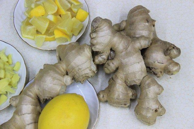 ZENCEFL  <p>    Doann mucizevi besinlerinden zencefil arya kamamak kouluyla st solunum yolu enfeksiyonlar ve gripten kansere dek birok fayda salyor. Sindirimi ve hazm kolaylatrmasnn yannda mide bulantsna iyi gelen, kolesterol dren ve kann phtlamasn engelleyen zencefilin ar kesici zellii de bulunuyor.