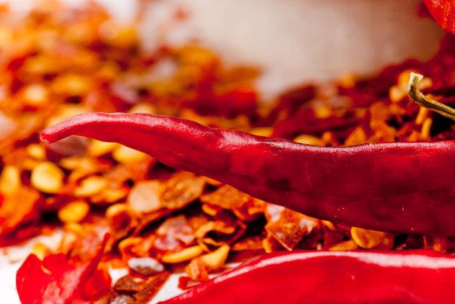 Ar kesici ve iltihap zc etkisinin yannda kolesterol dryor, mide asidini dzenliyor ve mikrop ldrc zelliiyle k aylarnda ifa kayna olarak ne kyor. Gerek taze gerekse kurutulmu krmzbibere sofralarnzda yer vererek hem lezzet hem salk asndan faydalanabilirsiniz.