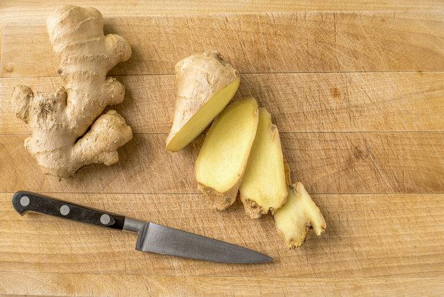 ABD&#8217;de Michigan niversitesi&#8217;nde yaplan bir dizi aratrma, zencefilin yakn gelecekte kanser tedavisinde de kullanlabileceini ortaya koydu. Mikroplarn kol gezdii bu k aylarnda taze zencefili rendeleyip iine limon ve bal koyarak elde ettiiniz karmdan sabahlar bir tatl ka yiyerek baklnz glendirebilirsiniz.