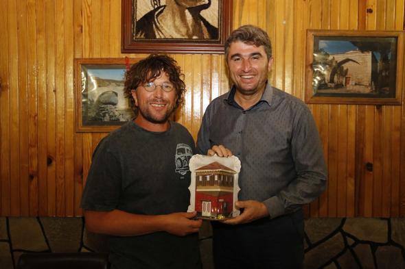 Yer Bilimci  <br>  Yer bilimciler yer kresinin yapsn, yer kabuunun deimesine neden olan i ve d etmenleri ve oluma srelerini inceliyor. Yaptklar i dolaysyla yaadklar stres ok dk seviyede.