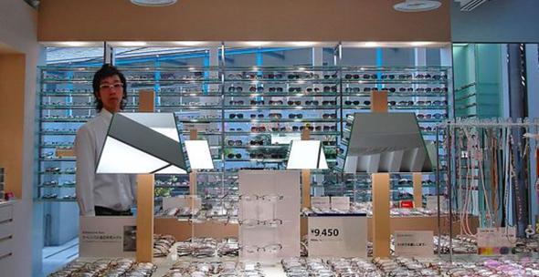 Optometrist  <br>  Bir dier stressiz meslek grubu olan optometristler, dier adyla gzlk uzmanlar genellikle optik maazalarnda alp, uygun gzlk ve lens seiminde yardmc olurlar.