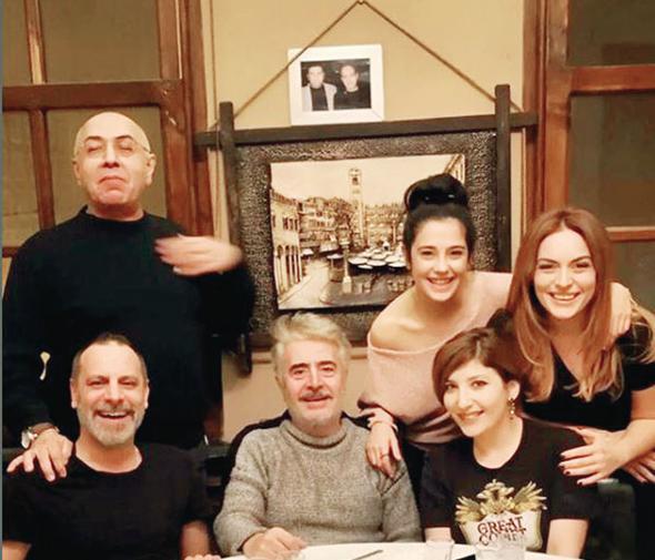 Yaynland dnemde izlenme rekorlar kran &#8220;Canm Ailem&#8221; dizisinin ekibi, nceki akam yemekte bir araya geldi. Yapmc Erol Avc ve oyuncu grubunu buluturan yemein en dikkat eken ismi Uur Ycel oldu.