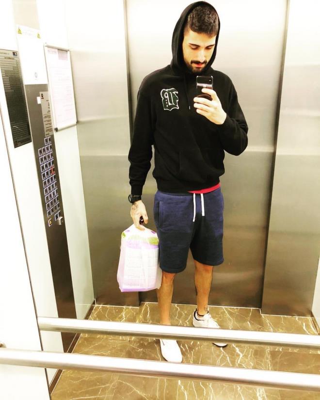 Usta isim brahim Tatlses ile Derya Tuna iftinin 25 yandaki oullar do Tatlses, oyunculua atlyor. Sanat brahim Tatlses&#8217;in olu do Tatlses&#8217;in yaz aylarnda ekrana gelecek bir genlik dizisinde rol alacak. Medyatava&#8217;dan Birsen Altunta&#8217;n haberine gre do Tatlses, bylece tpk babas gibi mzikle balad kariyerine oyunculuu da eklemi olacak. Babasnn izinden gidip mzie adm atan 25 yandaki do, diyet ve sporla 2 ayda 15 kilo vermiti.