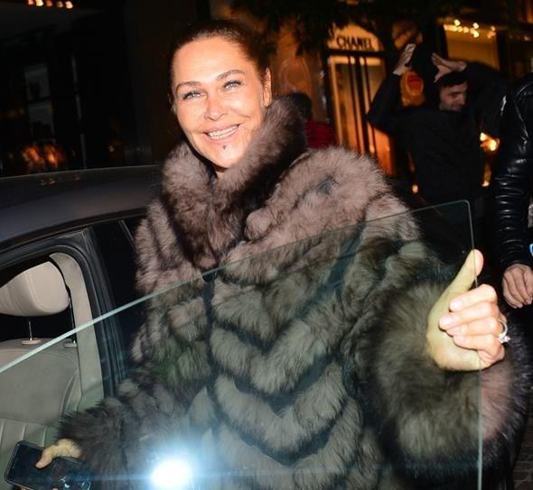 "BR AKA YAPALIM DEDK, ORTALIK KARITI"  <br>  Hlya Avar, nceki gn kz Zehra&#8217;yla stinye Park&#8217;ta yemek yedi.  <br>  kta muhabirlerle sohbet eden sanat, &#8220;Hamileyim&#8221; esprisine gelen yorumlarn kendisini arttn syledi: &#8220;Bir aka yapalm dedik, ortalk kart. Cinsiyetini soranlar bile oldu. Bir de &#8216;lkeyi terk edecekmi&#8217; dediler. Ben bu lkede kalp onlar kovacam!&#8221;  <br>  Kz Zehra hakknda da konuan Avar, &#8220;Sizi erkek arkadayla tantrmak isterse tepkiniz ne olur?&#8221; sorusunu yle yantlad: &#8220;Benim kzm ciddi dnd birisini benimle tantrr. Tabii ki arkadalar da olacak, gezecek tozacak da. Genliinde yapsn, ben izin veriyorum"