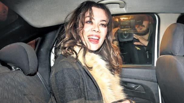 GEY KUTLADILAR  <br>&#8216;Aile Arasnda&#8217; filminin oyuncularndan Demet Evgar, Engin Gnaydn ve Ayta Szeri, arkadalaryla Corridor Bar&#8217;da elendi.  <br>  3.5 haftada 3 milyon 173 bin 706 kii tarafndan izlenen filmlerinin baarsn kutladklarn syleyen Evgar, &#8220;nanarak bir i yaptk, karln aldk&#8221; eklinde konutu.