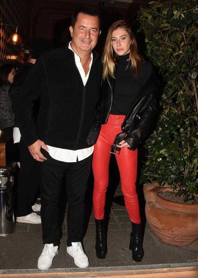 &#8220;KOLOMBYA VE ARJANTN&#8217;DE PROJELERMZ VAR"<br>  Acun Ilcal, nceki akam ei eyma Suba, yakn dostlar Arda Turan ve Oulcan Engin ile Fenix&#8217;teydi.<br>    kta yeni projelerine dair bilgi veren Ilcal, &#8220;Kolombiya ve Arjantin&#8217;de projelerimiz var. Amerika da ok nemli bir sinyal verdi. ok alyoruz&#8221; dedi.