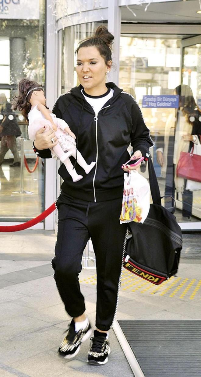 HRA GTT BEBEK KALDI<br>  Demet Akaln, nceki gn kz Hira ve bir grup arkadayla Aqua Florya&#8217;dayd.  <br>  Uzun alveri turu srasnda hayranlarnn youn ilgisiyle karlaan arkc, fotoraf ricalarn geri evirmedi. kta da habercilerin objektifleri kendilerine dnnce, Hira sklp uzaklat. Akaln kucanda onun oyuncak bebeiyle poz vermek durumunda kald.