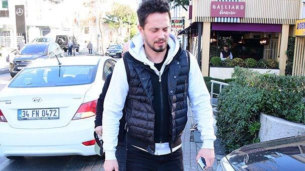 'BZ HER ZAMAN BERABERZ'<br>  Murat Boz, nceki gn Etiler'deki kuafrnden karken grntlendi.  <br>  'O Ses Trkiye Ylba' ekimlerine gittiini dile getiren Boz, "Yetimeye alyorum, biraz acelem var" dedi.  <br>  Ylba akam Kbrs'ta sahne alacak olan Boz, sevgilisi Asl Enver'le ilgili soruya, "Biz her zaman beraberiz" cevabn vererek, ylbanda gzel oyuncunun da yannda olacan ima etti.