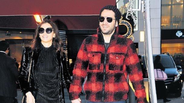 YEN YILDAN BEBEK STED  <br>Murat Yldrm, Fasl ei mane Elbani&#8217;yle stinye Park Zuma&#8217;da yemek yedi.  <br>  Souk havada yen eine sarlarak stmaya alan nl sunucu ve oyuncu, ylba akam ailece evde olacaklarn syledi. Yldrm, &#8220;2018&#8217;de bebek dnyor musunuz?&#8221; sorusunu, &#8220;stiyoruz tabii&#8221; diye cevaplad.