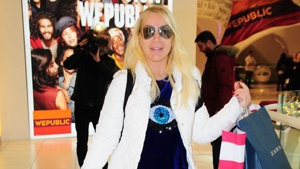 "GZ OLANIN GZ IKSIN"<br>  Seda Sayan nceki gn Akmerkez&#8217;de alveri yaparken grntlendi.  <br>  n &#8220;gz&#8221; ilemeli tirtyle dikkat eken Sayan, &#8220;Bunun bir anlam var m?&#8221; diye sorulunca glerek &#8220;Gz olann, gz ksn anlamna geliyor&#8221; dedi.