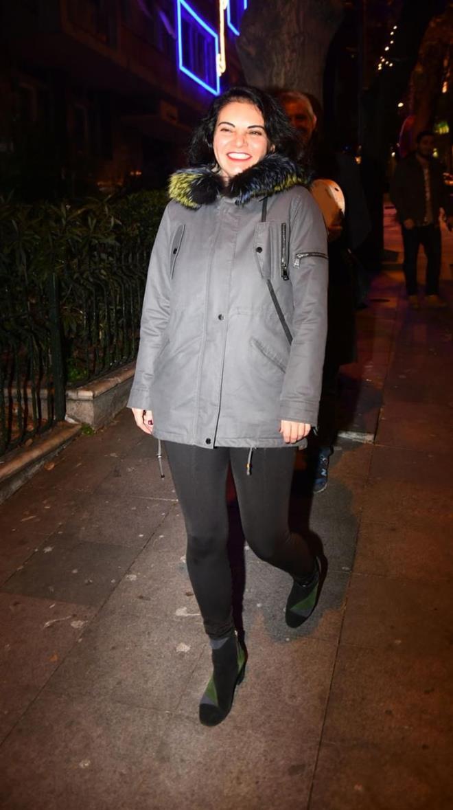 "DLERM YEN YAPTIRDIM"<br>  Gksel nceki akam Nianta&#8217;nda objektife takld.  <br>  Muhabirleri fark edince uzaklamaya alan arkc, neden poz vermek istemedii sorusuna &#8220;Dilerimi yaptrdm&#8221; dedi.