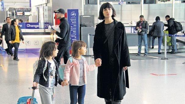 KZLERYLE PARS&#8217;E UTU<br>  Sevgilisi Umut Evirgen'le srekli tatile kan Tuba Bykstn bu sefer kzlaryla havaalannda grntlendi.  <br>  Yeni yl ikizleriyle Paris&#8217;te karlayacak olan Bykstn check-in ilemleri srasnda fotoraflarnn ekildiini fark edince panikledi. Pasaport noktasna ynelen Bykstn, yurtd har pulunu almay unutunca geri dnmek zorunda kald. Sorular yantsz brakan oyuncu, ocuklaryla CIP salonuna geti.