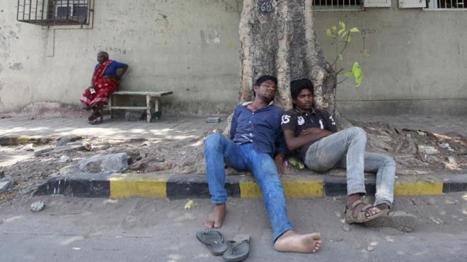 <p><b>20 MAYIS</b></p>    <p>- Hindistan'n Telangana eyaletinde yana ar scaklar nedeniyle 167 kii hayatn kaybetti.</p>  <p>  - Suriye konulu Cenevre 6 grmeleri, mzakerelerin temelini oluturan 4 ana balk ele alnamadan tamamland.</p>  <p>  - Irak'n bakenti Badat'ta ve Basra kentinin Rumeyle blgesinde bomba ykl arala dzenlenen saldrlarda 35 kii ld, 49 kii yaraland.</p>  <p>  - ABD Bakan Donald Trump ile Suudi Arabistan Kral Selman bin Abdulaziz'in huzurunda iki lke arasnda 280 milyar dolarlk i birlii anlamas imzaland.</p>