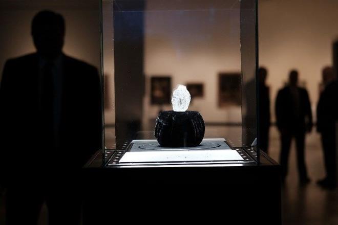 <p><b>26 EYLL</b></p>  <p>  - Dnyann ikinci en byk elmas olarak bilinen "Lesedi La Rona (Imz)" 53 milyon dolara alc buldu.</p>  <p>  - in'de dnyann ilk "insansz deniz ua" (amfibik drone) retildi.</p>  <p>  - Suudi Arabistan'da kadnlara da ehliyet alarak ara kullanma izni verildi.</p>