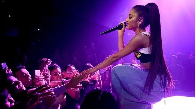 <p><b>23 MAYIS</b></p>  <p>  - ngiltere'de pop mzik sanats Ariana Grande'nin Manchester Arena Konser Salonu'nda verdii konserinin sonunda bombal saldr dzenlendi. Ad Salman Abedi olarak aklanan saldrgann konser salonunun knda zerindeki el yapm para tesirli bombay patlatmas sonucu 7'si ocuk 22 kii hayatn kaybetti, 59 kii yaraland.</p>  <p>  - Dnya Salk rgt (DS) Genel Direktrlne Etiyopya'dan Tedros Adhanom seildi.</p>  <p>  - Filipinler'de ordu, Mindanao eyaletinin Marawi kentinde, Washington ynetiminin, bana 5 milyon dolar dl koyduu snilon Hapilon'a ynelik operasyon dzenledi. Operasyonun ardndan kan atmalarda DEA ile balantl Maute rgt militanlar Marawi'yi kuatt. Devlet Bakan Rodrigo Duterte, Marawi&#8217;de &#8220;kalkma kt gerekesiyle" Mindanao eyaletinde 60 gnlk skynetim ilan etti.</p>