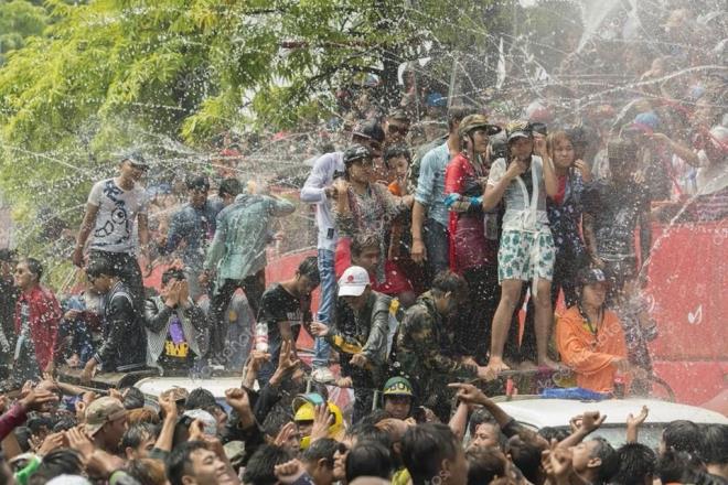 <p>18 NSAN</p>    <p>- Myanmar'da 4 gn sren Thingyan Su Festivali'nde 285 kii hayatn kaybetti, bin 73 kii yaraland.</p>    <p>- ngiliz hkmeti, srpriz bir kararla 8 Haziran'da erken seime gitme karar ald.</p>