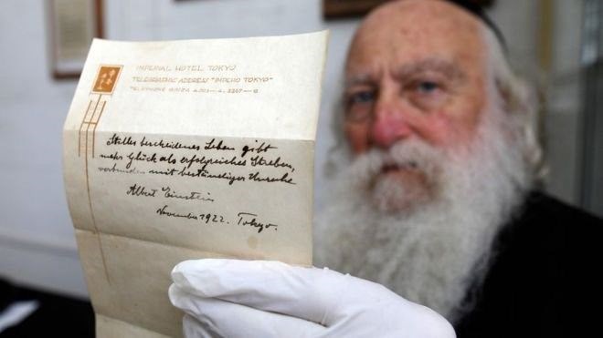 <p>25 EKM</p>  <p>  - Albert Einstein'n 1922'de Japonya'da bir kuryeye bahi yerine verdii ve mutluluu tarif ettii not, Kuds'te yaplan ak artrmada 1,56 milyon dolara satld.</p>  <p>  - Krm&#8217;da Rus mahkemesinin hapis cezas verdii Krm Tatar Milli Meclisi Bakan Yardmclar Ahtem iygz ve lmi merov serbest braklarak Trkiye'ye gnderildi.</p>