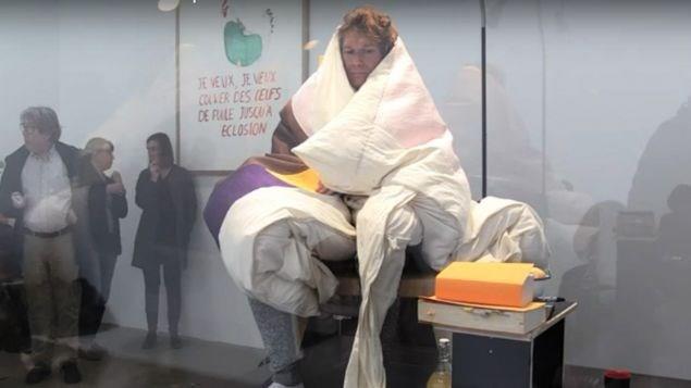 <p>19 NSAN</p>  <p>  - Fransa'da tavuk gibi "kulukaya yatan" sanat Abraham Poincheva, 3 hafta sonra sonu ald. Sanatnn zerine oturduu 10 yumurtadan birindeki civciv, dnyaya "merhaba" dedi.</p>    <p>- Musul'un bat yakasnda dzenlenen saldrlarda DEA lideri Ebubekir el-Badadi'nin yardmcs ile rgtn 6 nde gelen ismi ldrld.</p>