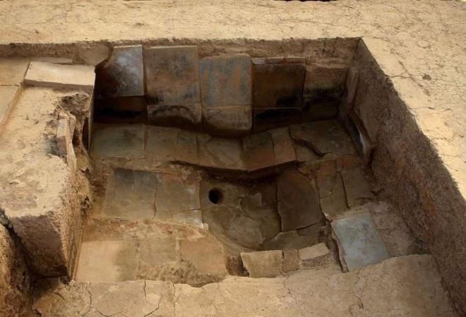 <p><b>10 KASIM</b></p>  <p>  - in'de yaplan arkeolojik kazlarda en az 2 bin yllk banyo ortaya karld.</p>