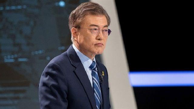 <p><b>4 MAYIS</b></p>    <p>- Gney Kore'de yolsuzluk skandal nedeniyle grevinden azledilen eski Devlet Bakan Park Geun-hye'nin yerine geecek ismi belirlemek iin erken oy verme ilemi balad. Sandklarn 2 gn ak olduu seimin galibi Demokrat Partinin aday Moon Jae-in oldu.</p>    <p>- Cezayir'de genel seimler dzenlendi. 462 sandalye iin 35 siyasi partiden 4 bini kadn 12 binden fazla adayn yart seimleri Cumhurbakan Abdulaziz Buteflika'nn partisi nde tamamlad.</p>