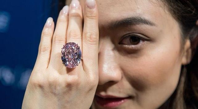 4 NSAN<br>    Dnyann en byk pembe elmas, Hong Kong'da yaplan ak artrmada 71,2 milyon dolarlk rekor fiyata alc buldu.