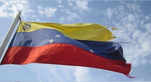 <p><b>5 AUSTOS</p>  <p></b></p>  <p>- Orta ve Gney Amerika Ortak Pazar (MERCOSUR) kurucu ye lkeleri, demokratik esaslara uymad gerekesiyle Venezuela'nn yeliini sresiz olarak askya ald.</p>  <p>  - Balistik fze denemelerini srdren Kuzey Kore'nin ihracat gelirlerini yeni yaptrmlarla te bir orannda azaltmay hedefleyen BMGK'nin karar tasars oy birliiyle kabul edildi.</p>