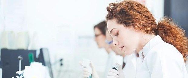 <p><b>28 EYLL</b></p>  <p>  - Bilim adamlar gbek bandan elde ettikleri damar ii kk hcre infzyonuyla kalp yetmezlii hastalarnda kalbin fonksiyonunu iyiletirmeyi baard.</p>  <p>  - Oxford, Mnster ve Exeter niversitelerindeki bilim adamlar, bilgiyi ileme ve saklamada beyin gibi hareket eden bilgisayar mikroipleri gelitirdi.</p>