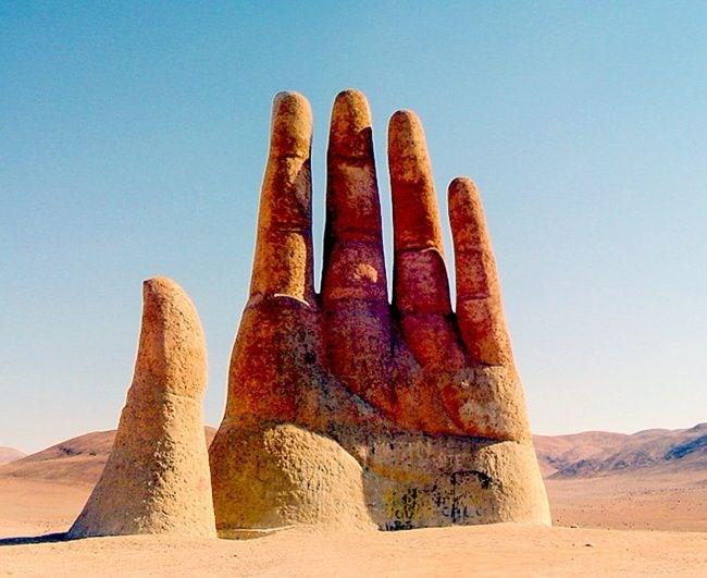 Sanatnn &#8216;Hand of the Desert&#8217; adn verdii alma, Antofagasta ehrine 75 km uzakta. 11 metre yksellie sahip. Bu heybetli antn yalnzl, adaletsizlii ve aresizlii sembolize ettii syleniyor.