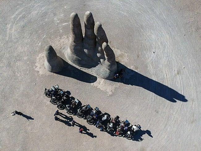 El l &#8211; ili; ln ortasnda yardm istermiesine duran bir el... ilili heykeltra Mario Irarrzabal'n Atacama l'nn ortasnda yapt bu heykel grenleri artyor.