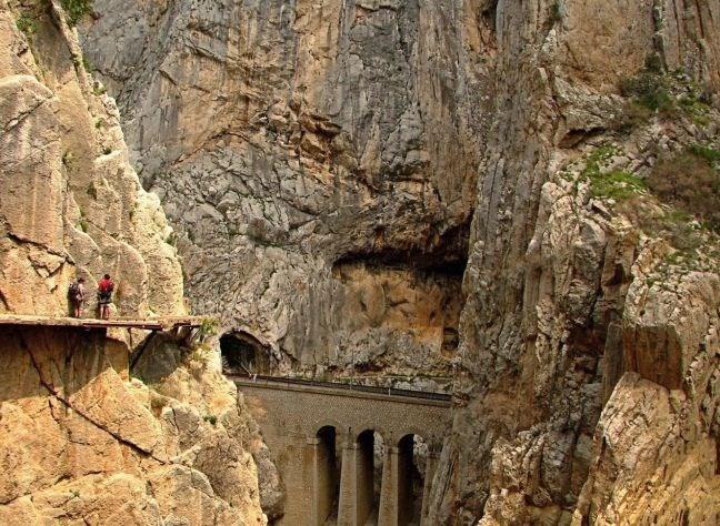 Kral Yolu &#8211; spanya; spanya&#8217;nn Malaga ehrinde bulunan bu lmcl patika dnyann en tehlikeli yerlerinden biri olarak kabul edilir. En geni yeri sadece 1 metre ve nehirden ykseklii 100 metredir.Herhangi bir korkuluk ve gvenlik nlemi olmayan bu patika 1905 ylnda vadideki dik kayalara sabitlenmi elik raylar zerine ince bir beton dklerek ina edilmitir.