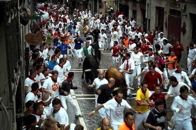 Boalarn nnde komak &#8211; spanya; spanya&#8217;nn San Fermin kentinde her yl yaplan bu festivale katlmak da sadece cesareti olanlarn ii. Turistlerin kzgn boalarn nnde arenaya kadar kotuklar festivalde her yl onlarca kii yaralanyor.