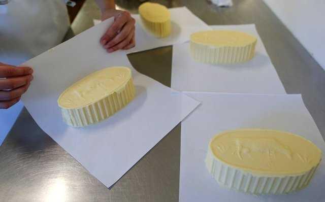 Kas ve eklem arlarnn azalmasna yardmc olan tereya, kemik geliimini salar. Artrit oluma olasln da en aza indirir. Tereya, ierisinde yer alan A vitamini sayesinde de gz saln olumlu ynde etkiler ve cildi erken yalarda yalanma etkilerini ortadan kaldrr. Fakat ar alm sonucu tereya faydadan ok zarar getirecektir..