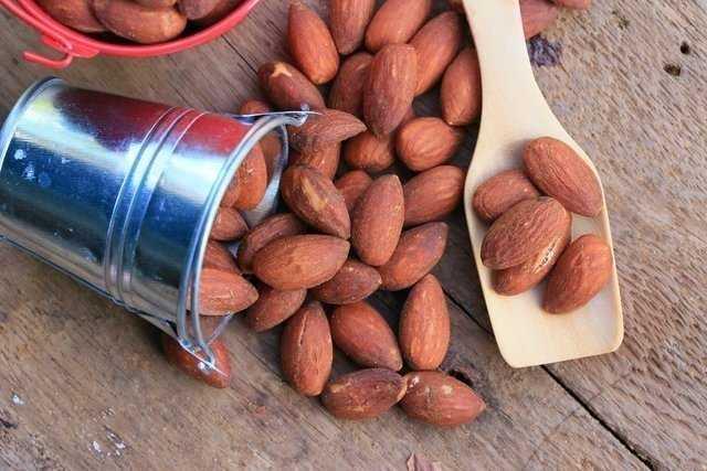 KURUYEM Kuruyemiler ieriinde barndrdklar kaliteli yalar ve zellikle Omega 3 kayna ile beyin geliiminde ve iyi kolesteroln ykselmesinde byk faydalar salamaktadr. Bitkisel kaynakl besinler olup, enerji ierikleri yksektir. Diyette eitlilik salamalar asndan gnlk nerilen miktarlarda tketilmelidir.