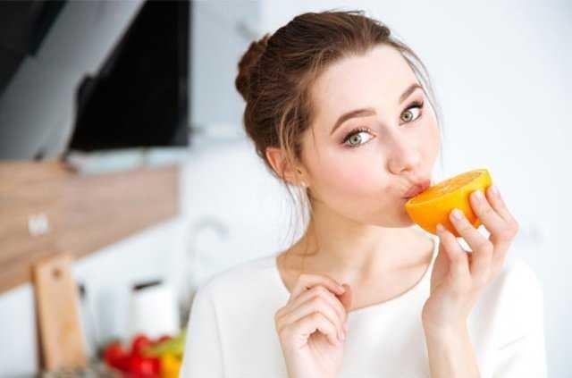 MEYVE Vitamin ve mineral deposu olan, vcudun posa ihtiyacn karlayan meyveler, ayrca ok iyi antioksidanlardr. Deien oranlarda A ve C vitamini ierirler. C vitamini, vcudun kendini hastalklara kar korumas ve baka vitamin, minerallerin emiliminde etkindir.