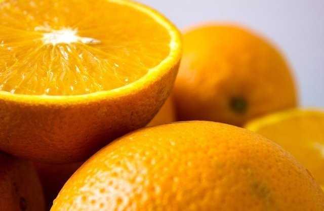 Bu sebeple C vitaminini daha fazla almak iin meyve tketimi (portakal, mandalina, ananas, kivi gibi) artrlmamaldr. Yeteri miktarda yendiinde salkl besin grubu olan meyveler, fazla tketildiinde ierdikleri meyve ekeri sebebiyle kilo artna neden olabilmektedir. Gnlk meyve tketimi 3-5 porsiyon olarak snrlandrlmal, kabuklu tketilebilenler kabuklu tketilmeli, meyve suyu olarak tketiminden kanlmaldr..