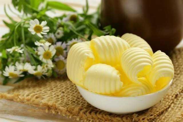 TEREYA Kahvaltda ve lezzet verici olarak yemeklerde sklkla kullanlan tereyann insan sal zerine nemli faydalar bulunmaktadr. erisinde antioksidan barndran tereya, vcutta bulunan serbest radikallerin olumsuz etkilerini azaltr. Barsak, mide gibi i organlarn saln olumlu ynde etkileyen tereya, kardiovaskuler rahatszlk riskini azaltr.