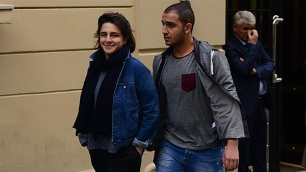 Esra Dermancolu 48 yanda,  kendisinden 16 ya kk sevgilisi mer Gne ise 32.