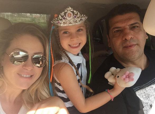 Yeliz Yeilmen'in kocas Ali Uur Akba 54 yanda. Aralarndaki ya fark ise 16.