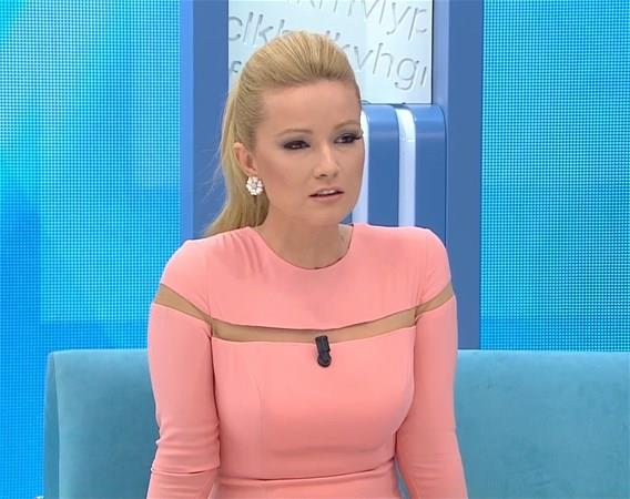 2008 ylndan bu yana ATV ekranlarnda yaynlanan 'Tatl Sert' program ile gnllerde taht kuran Mge Anl, 19 Aralk 1973 tarihinde stanbul'da dnyaya gelmitir.Marmara niversitesi letiim Fakltesi mezunu olan Mge Anl'nn 43 yanda olduunu duyanlar ksa sreli aknlk yaadktan sonra "Hi gstermiyor" eklinde yorum yapyor.