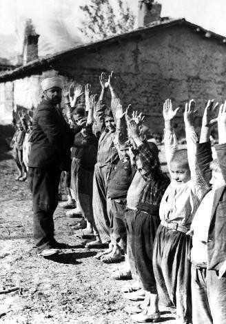 KY MAMI JMNASTK HOCASI  <p>    1933 yl, Bursa yaknlarnda bir ky. &#8220;Bu kck ky bile modern jimnastik hareketlerinden bihaber deil.&#8221; Fotoraf, &#8220;Trkiye Cumhuriyeti din ve devlet ilerini birbirinden ayrm olsa da&#8221; diyor, &#8220;eitmen eksiklii nedeniyle ky imam hem retmen hem de jimnastik hocas olmu.&#8221;<p>      FOTORAF: KURT VE MARGOT LUBNSK