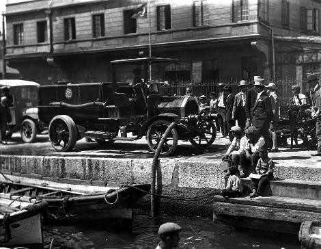 MODERN TFAYE<p>      &#8220;Artk stanbul itfaiyesi yaya deil&#8221; diyor fotoraf 1928&#8217;de. &#8220;Modern itfaiye arabalar var.&#8221; Ve resimaltna dt nota yle devam ediyor: &#8220;Ama fotoraftaki bir itfaiye arac deil. Belki caddeleri temizlemek iin kullanlan bir su tank. Belki de deil. renemedim.&#8221; Fotorafnn btn bildii aracn burada pompayla Hali&#8217;ten su ektii. Oysa ki gerek yleydi: O zamanlarda bu aralar her iki ie de yarar; yangn olunca yangna gider, normal zamanlarda caddeleri temizlerdi...<p>      FOTORAF: MAYNARD OWEN WILLIAMS